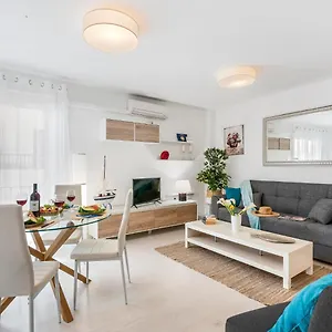 https://205-los-cristianos-beach-and-centerwifi-air-cond.tenerifehoteles.net